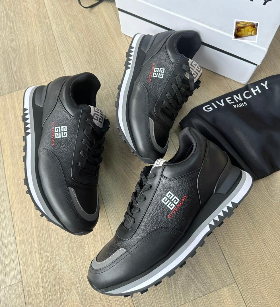 Givenchy black sneaker 👟